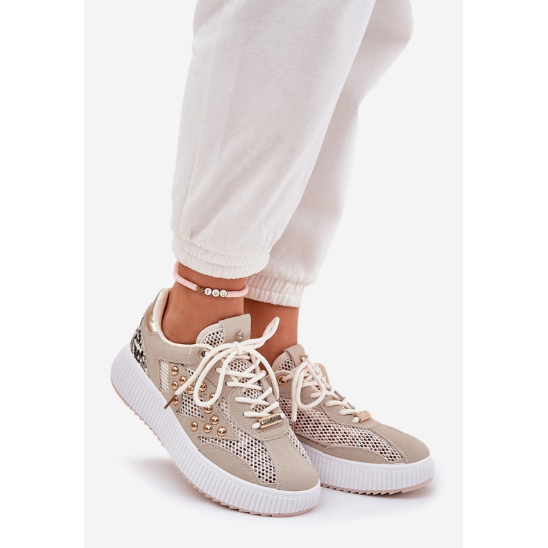 Sapatos esportivos femininos com malha e pregos bege 1 Sapatos esportivos femininos com malha e pregos bege 1