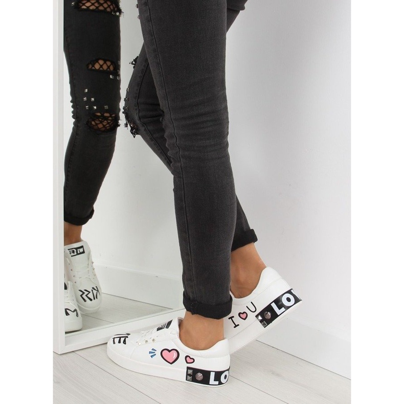 Ténis brancos com inscrições T302 White 1