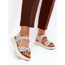 Sandálias materiais femininas na plataforma bege 2