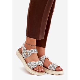 Sandálias materiais femininas na plataforma bege 1