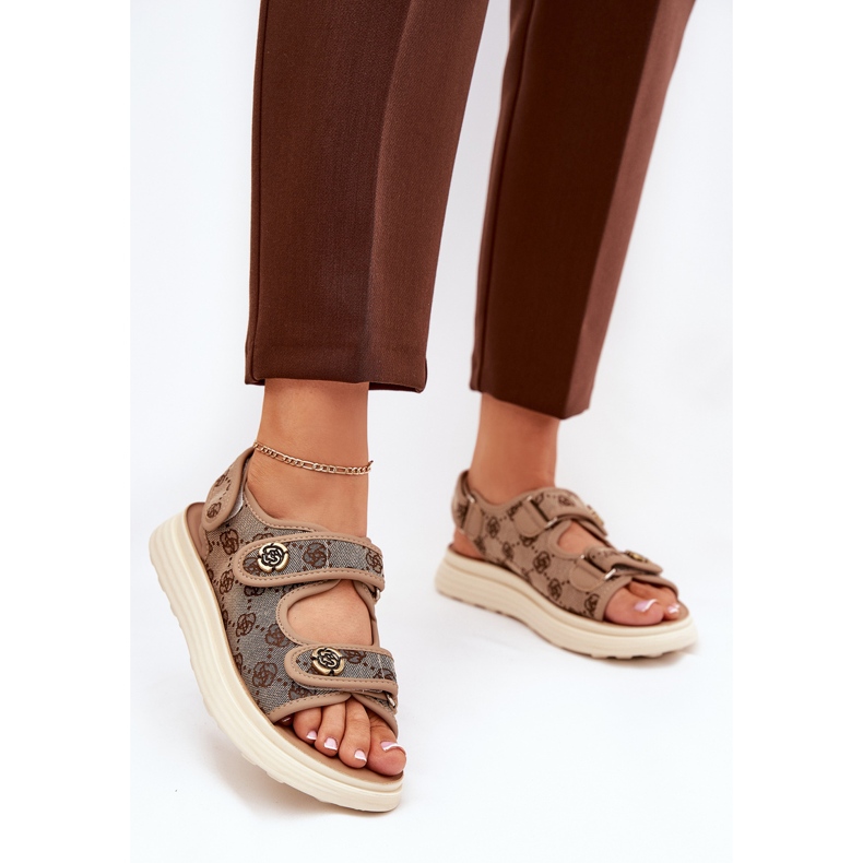 Sandálias materiais padronizadas das mulheres com detalhes dourados khaki bege 2