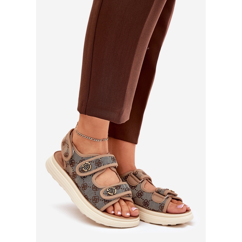 Sandálias materiais padronizadas das mulheres com detalhes dourados khaki bege 1