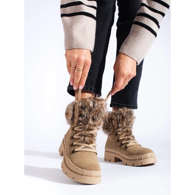 Botas femininas marrons com pele bege 2