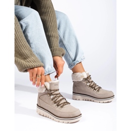 Caçadores de mulheres na plataforma bege 1