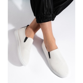 Tênis slip-on perfurado em branco e preto 2