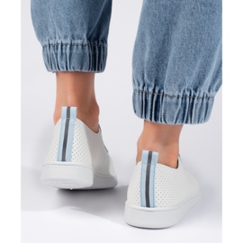 Tênis feminino branco vazado 2