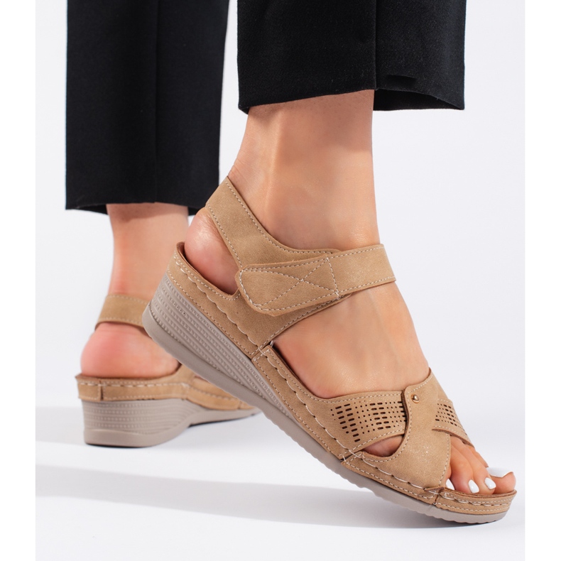 Sandálias femininas de cunha camelo com velcro marrom 2