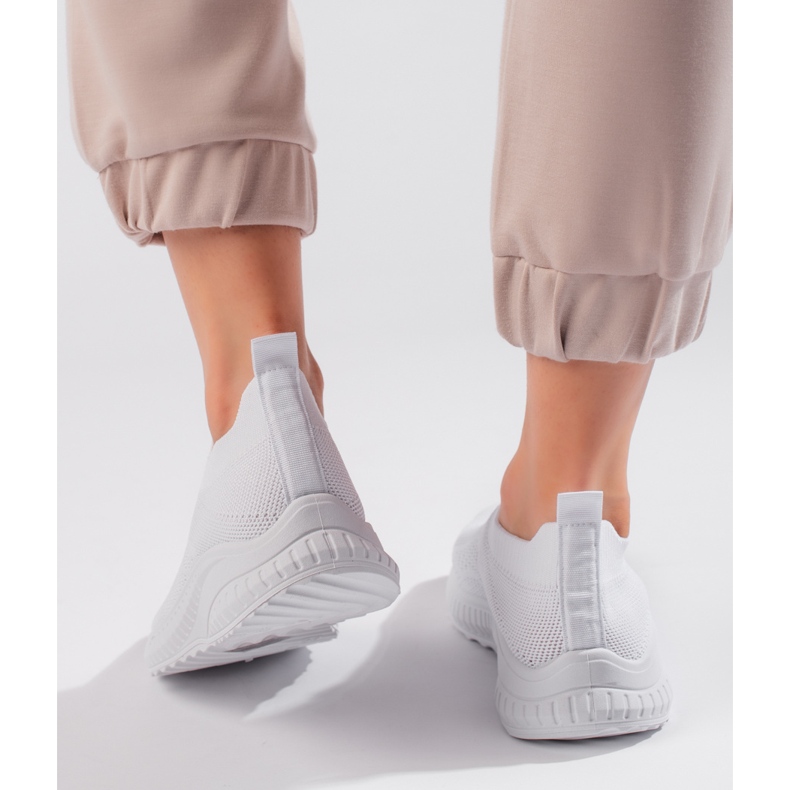 Calçados esportivos femininos brancos 2