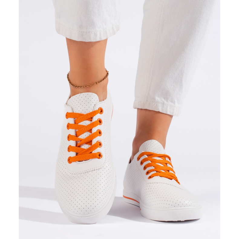 Tênis feminino branco com atacadores laranja 2
