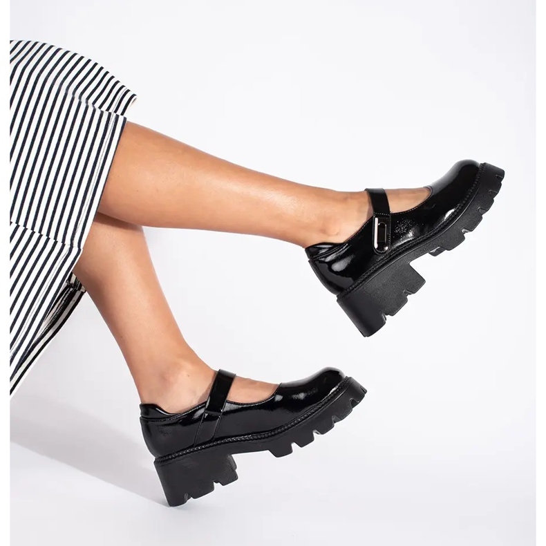Sapatos plataforma femininos em couro envernizado preto 1
