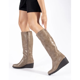 Botas femininas bege com cunha 2