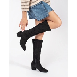Botas femininas de camurça preta no poste preto 1