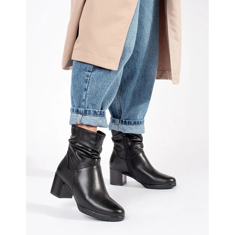 Botins femininos de couro preto com parte superior com babados de Sergio Leone 1