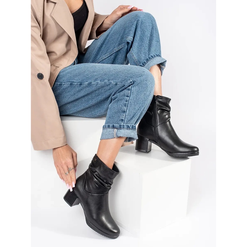 Botins femininos de couro preto com parte superior com babados de Sergio Leone 2