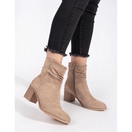 Botins femininos em camurça bege com parte superior com folhos 1