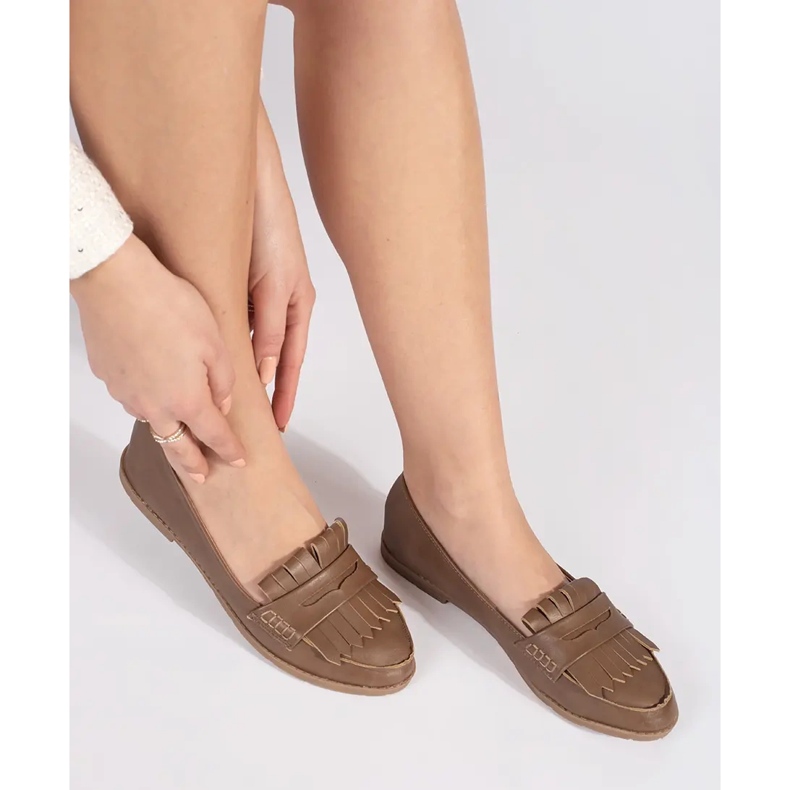 Mocassins femininos marrons decorados com franjas marrom 1