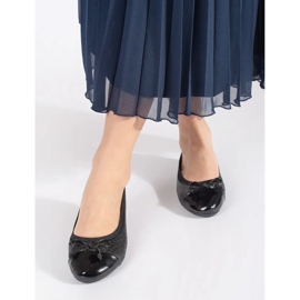 Sapatilhas femininas pretas envernizadas com laço preto 2 Sapatilhas femininas pretas envernizadas com laço preto 2
