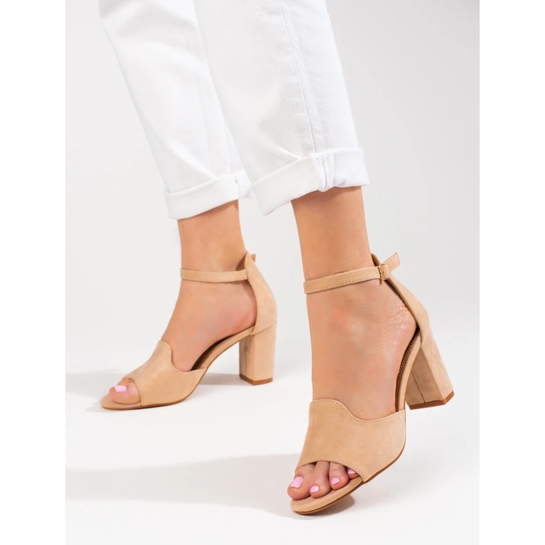 Sandálias femininas bege no poste de W. Potocki 2