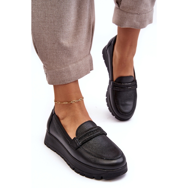 Sapatos de couro na plataforma com um lemar preto de ornamento 2