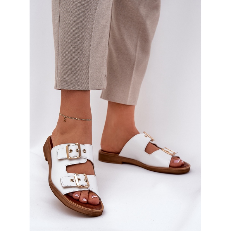 Chinelos lisos de couro com zazoo 3020 fivelas brancas branco 2 Chinelos lisos de couro com zazoo 3020 fivelas brancas branco 2