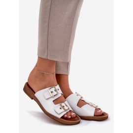 Chinelos lisos de couro com zazoo 3020 fivelas brancas branco 1 Chinelos lisos de couro com zazoo 3020 fivelas brancas branco 1