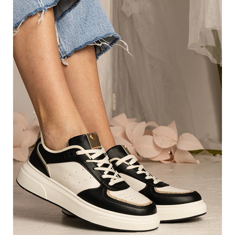 Tênis de mulheres negras com um acessório de glitter preto 2