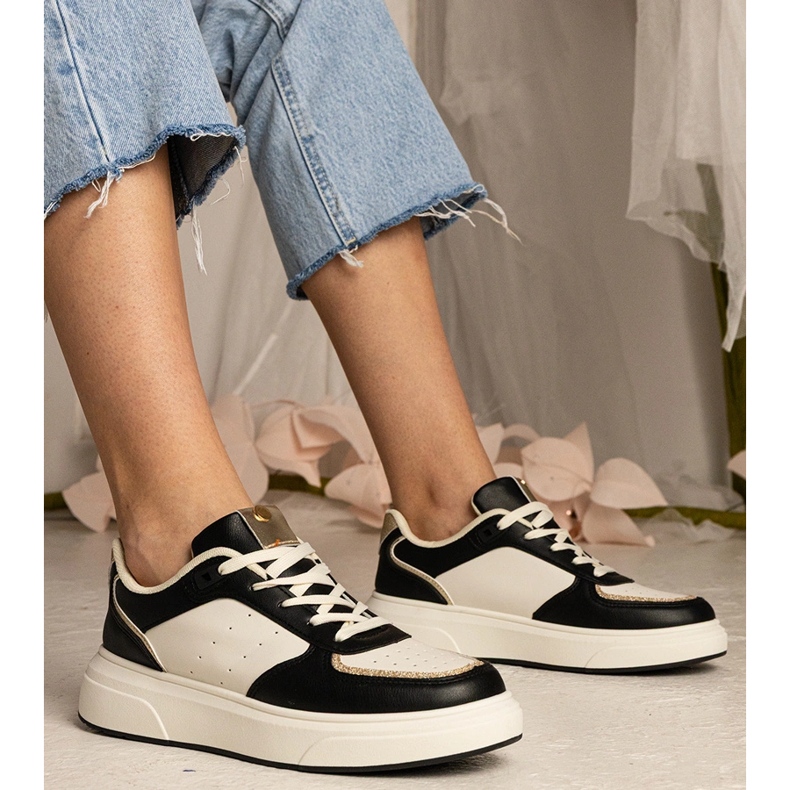 Tênis de mulheres negras com um acessório de glitter preto 1