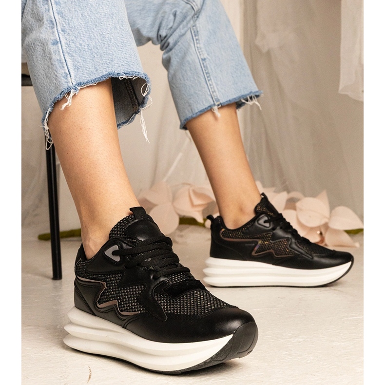 Tênis negros com um elemento holográfico preto 2