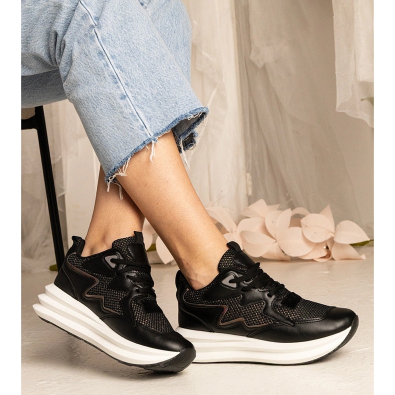 Tênis negros com um elemento holográfico preto 1