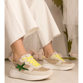 Tênis esportivos femininos bege com brilho 1