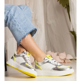 Tênis femininos de prata com um acessório de neon 2 Tênis femininos de prata com um acessório de neon 2