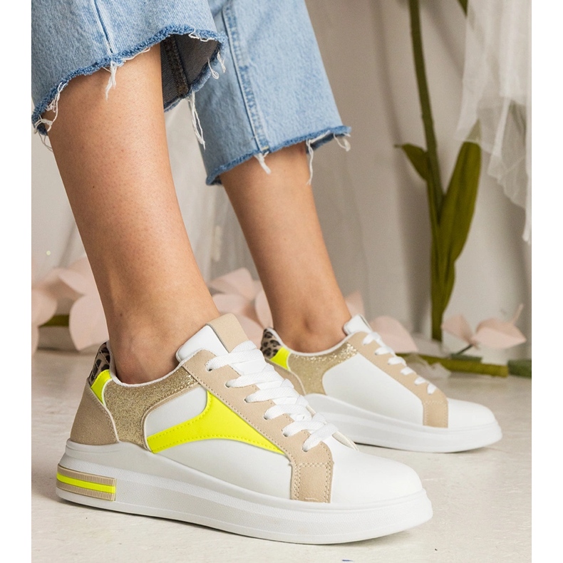 Tênis de mulheres brancas com a adição de glitter e leopardos branco 1