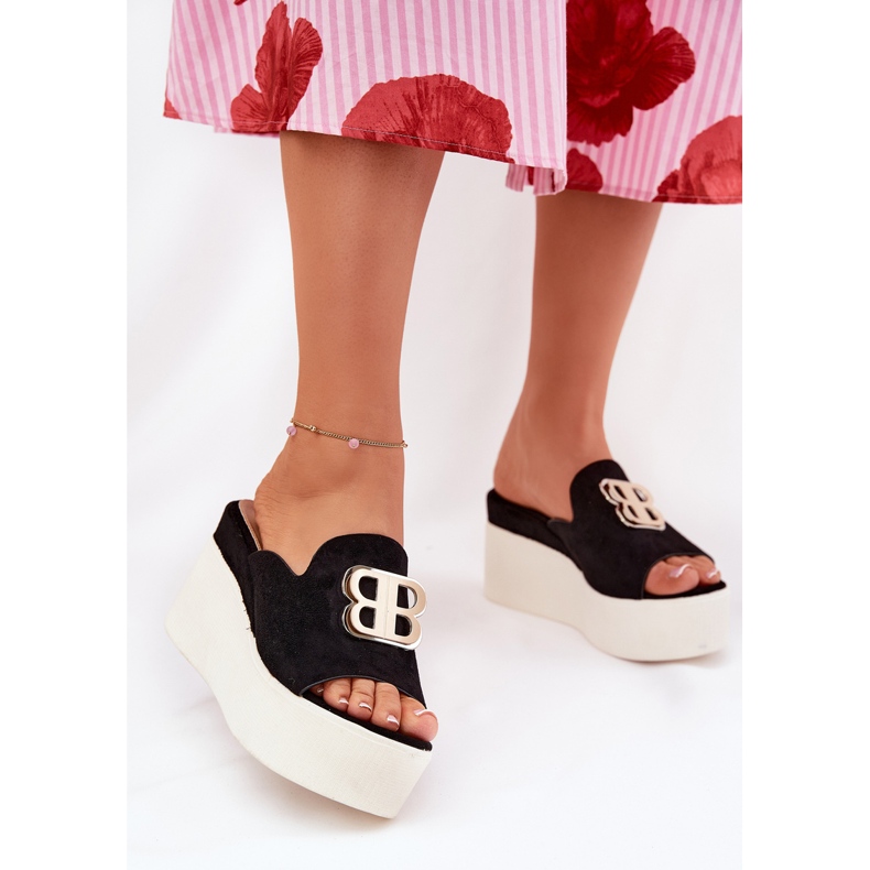 Slippers na plataforma e cunhas com uma decoração preta preto 2