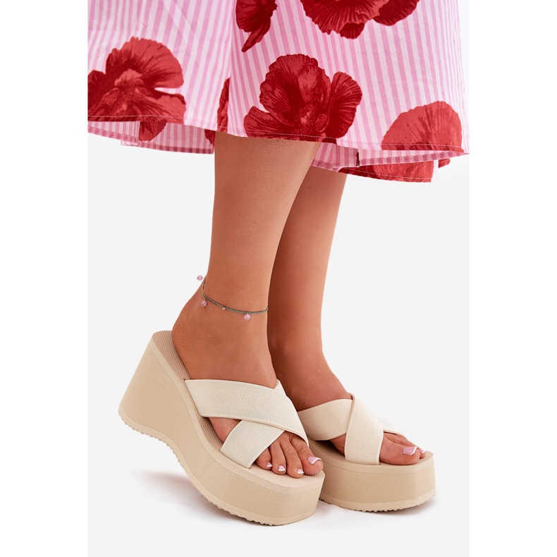 Chinelos femininos na cunha e plataforma bege 2