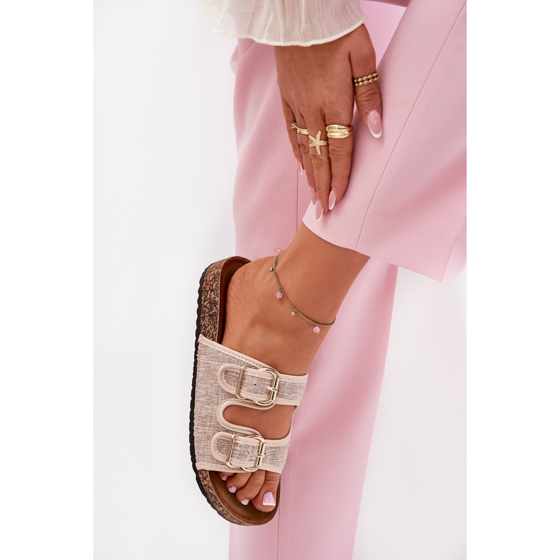 Flip de materiais femininos em uma plataforma de cortiça com fivelas bege 2