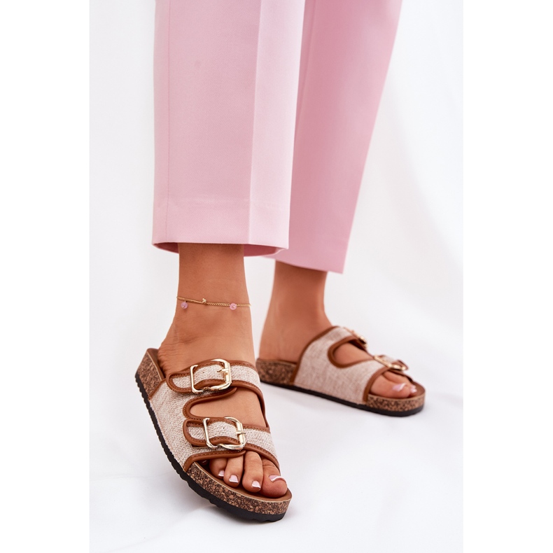 Flip de materiais femininos em uma plataforma de cortiça com fivelas de camelo castanho 2 Flip de materiais femininos em uma plataforma de cortiça com fivelas de camelo castanho 2