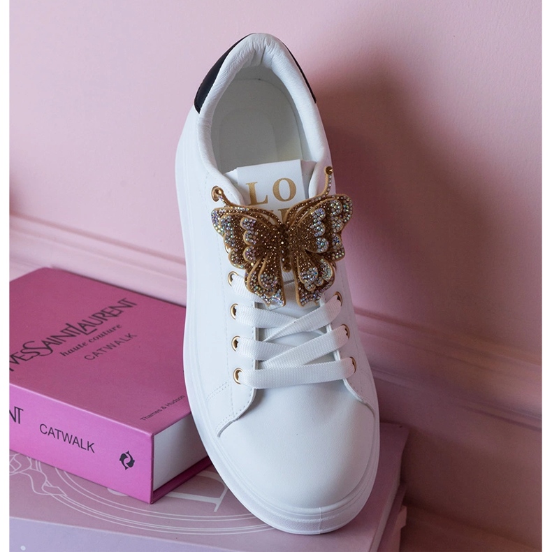 Tênis preto e branco decorados com uma borboleta com zircões 1