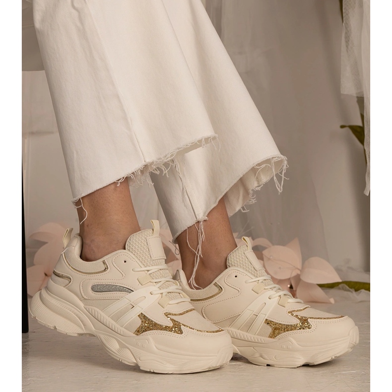 Tênis esportivos femininos bege com brilho 1