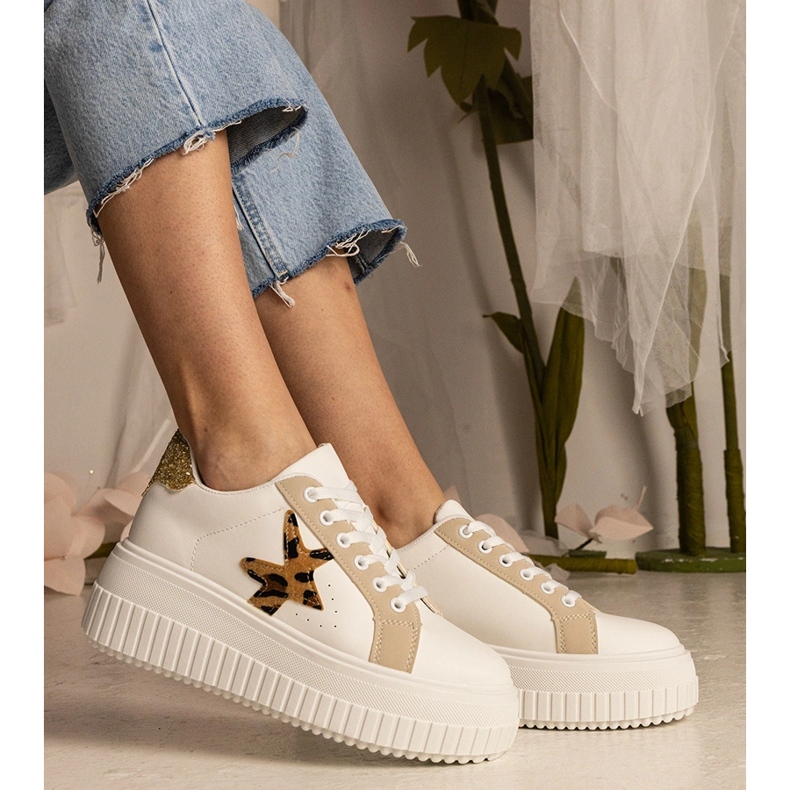 Tênis brancos e bege decorados com glitter e estrela 1 Tênis brancos e bege decorados com glitter e estrela 1