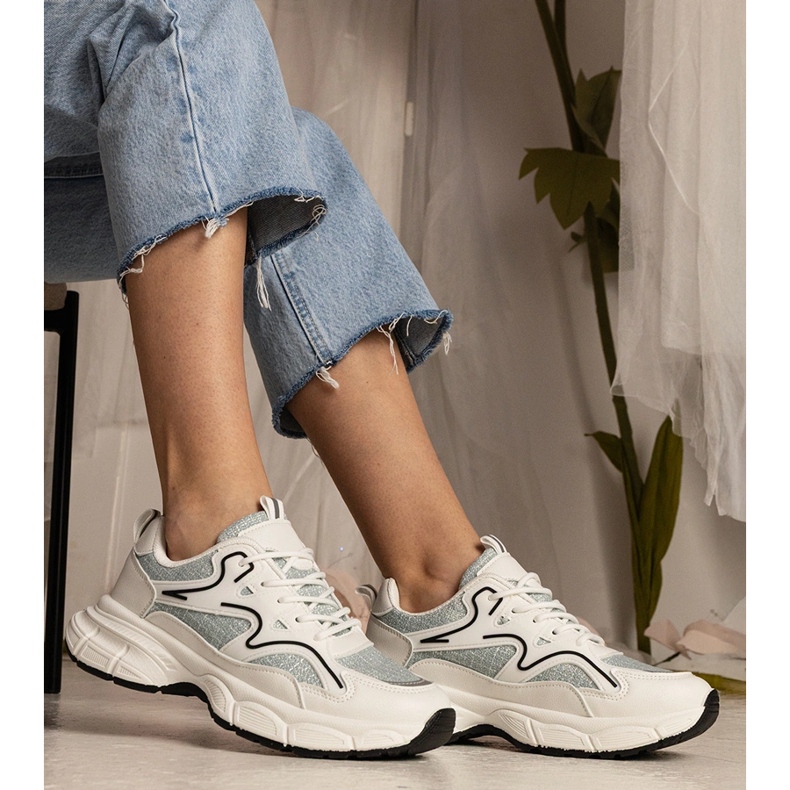 Tênis esportivos femininos brancos e verdes 2