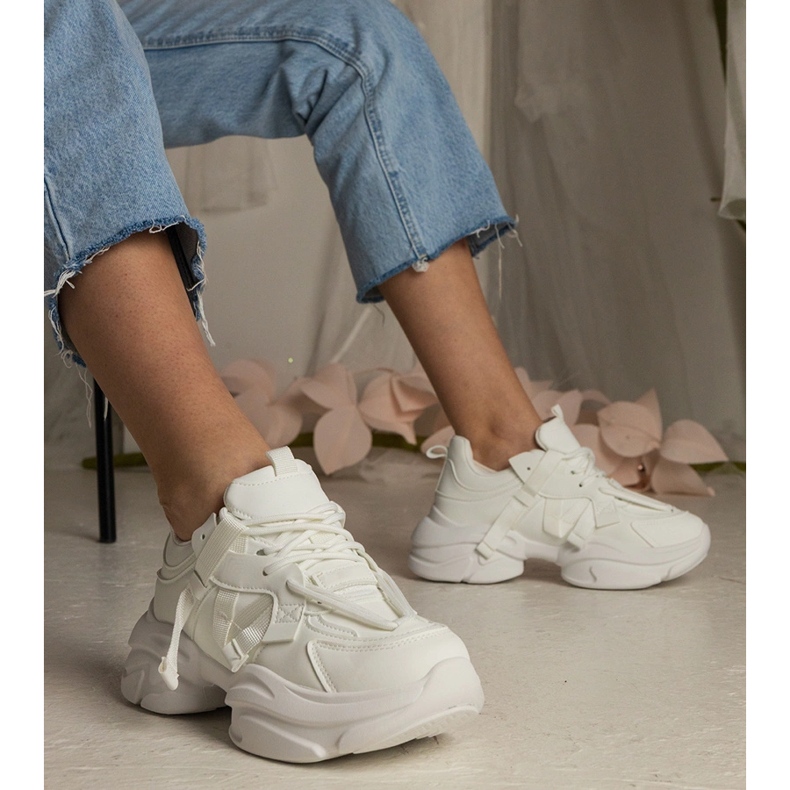 Esportes enormes de tênis brancos femininos 1