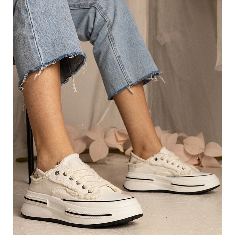 Tênis de mulheres brancas em uma sola alta branco 1