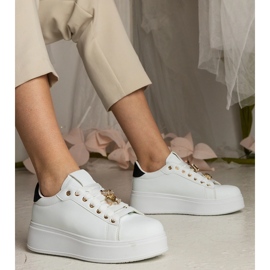 Tênis brancos e brancos femininos decorados com pedras 1