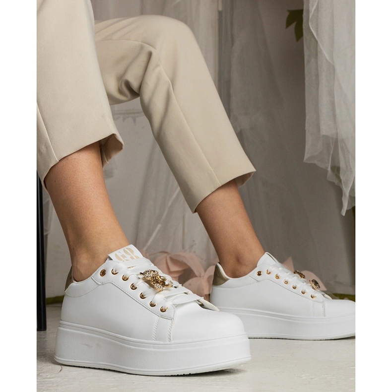 Tênis brancos e dourados femininos decorados com pedras 1