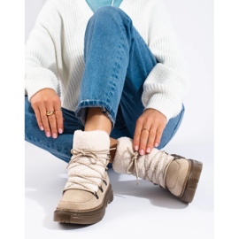 Botas de neve bege de mulher com casaco de pele de carneiro 2