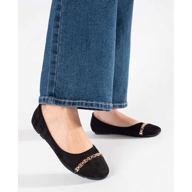 Bailarinas femininas de planos pretos com um ornamento 1