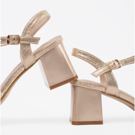 Goodin Sandálias elegantes douradas em um post baixo dourado 1