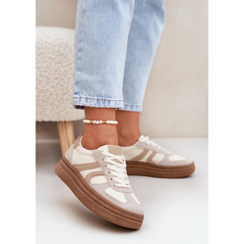 Tênis femininos na plataforma escura bege 2