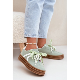 Tênis femininos na plataforma com ornamentos verdes 2