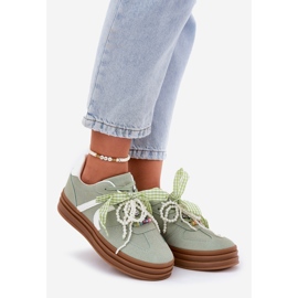 Tênis femininos na plataforma com ornamentos verdes 1